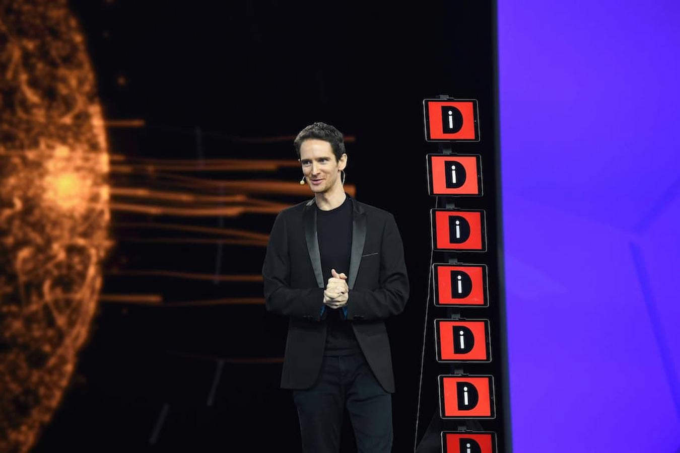 man talking on stage with a mic applause how many emcees good morning ten minutes tips point words hosting tips guests events 